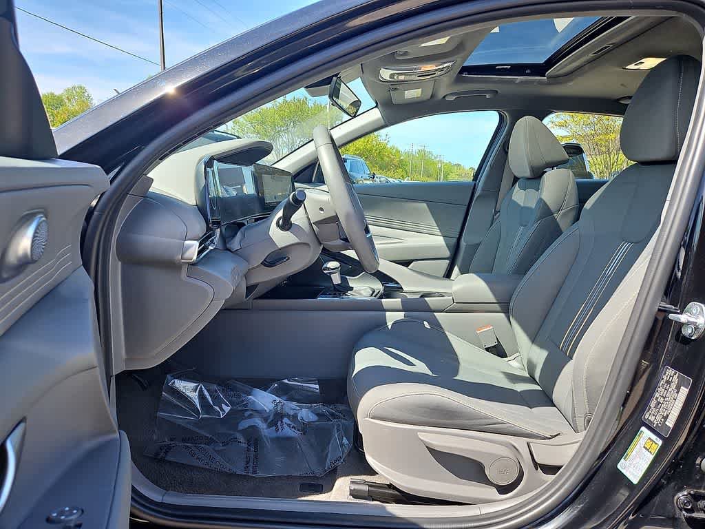 Used 2025 Hyundai Elantra SEL image 13