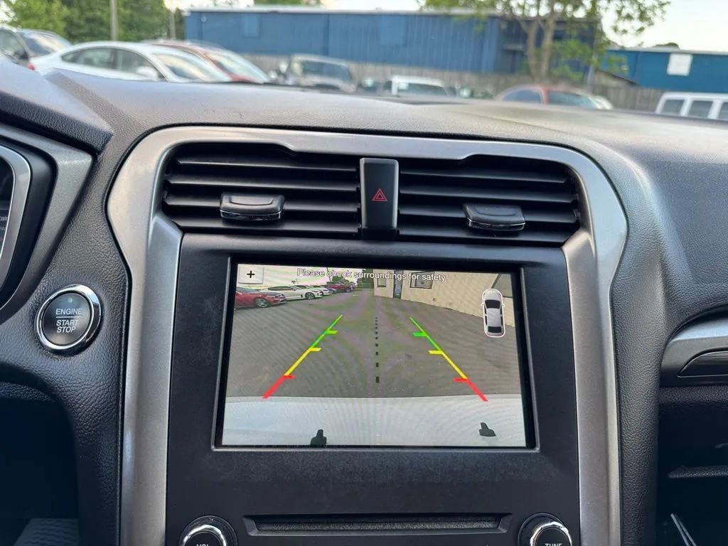 Used 2019 Ford Fusion SE FWD image 17
