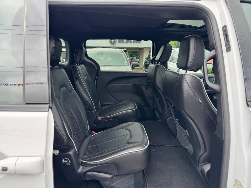 Used 2025 Chrysler Pacifica Limited FWD image 12