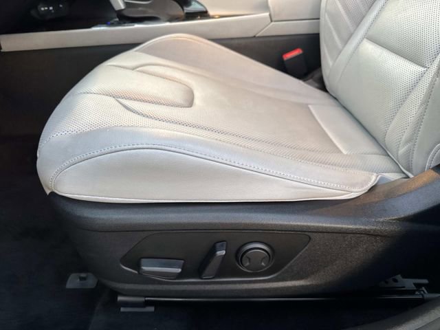 Used 2025 Hyundai Elantra Limited FWD image 17