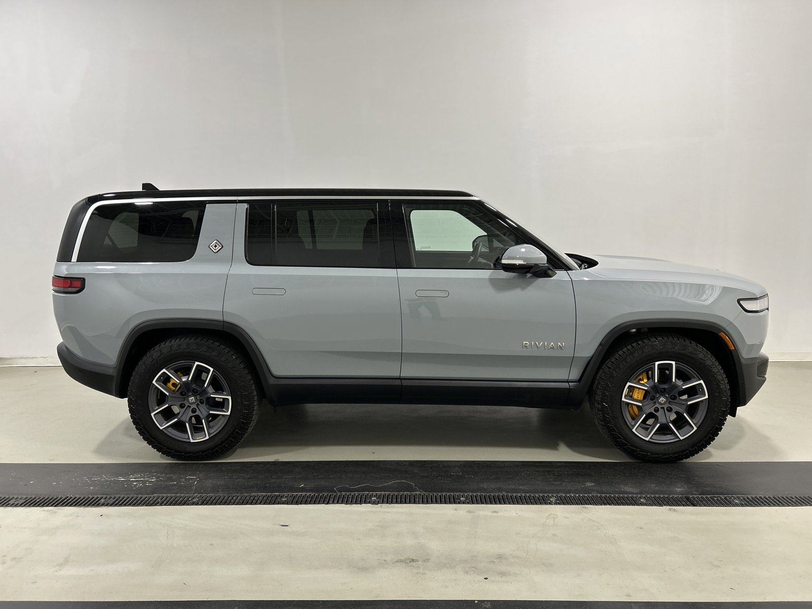 Used 2023 Rivian R1S Adventure image 6