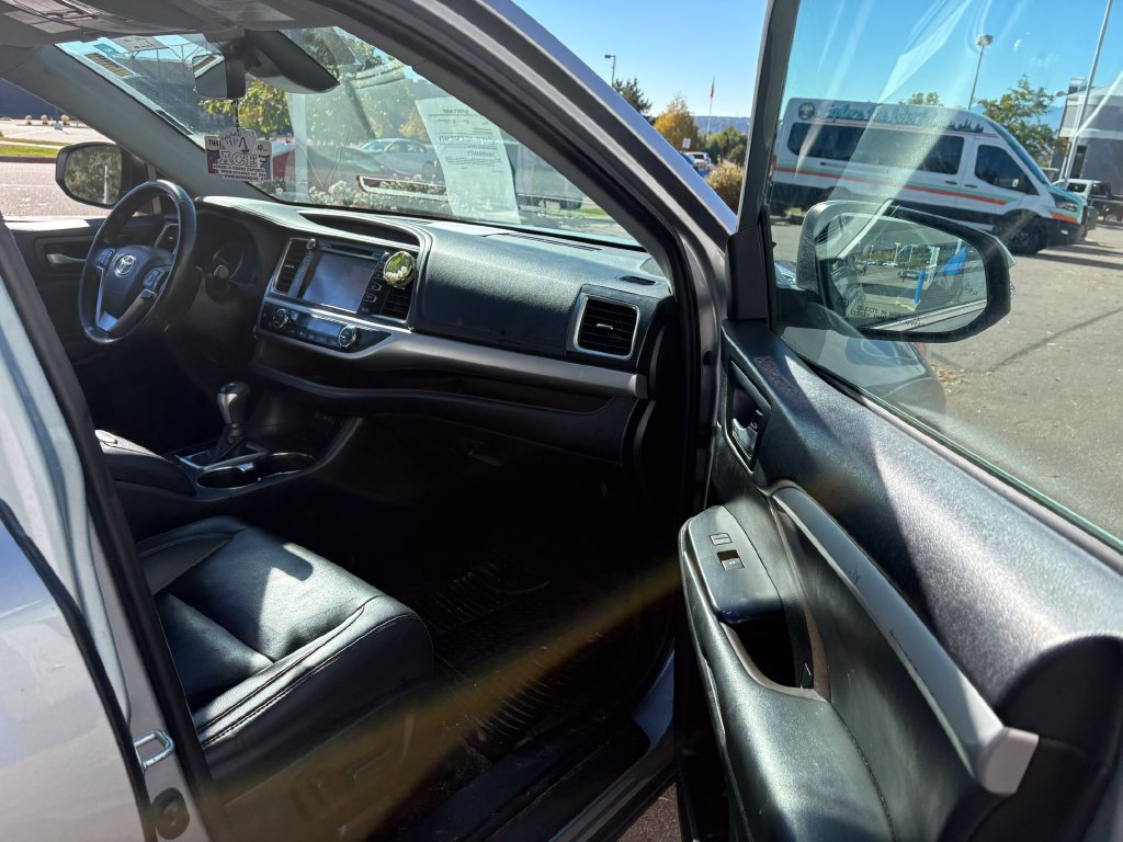 Used 2019 Toyota Highlander XLE FWD image 31