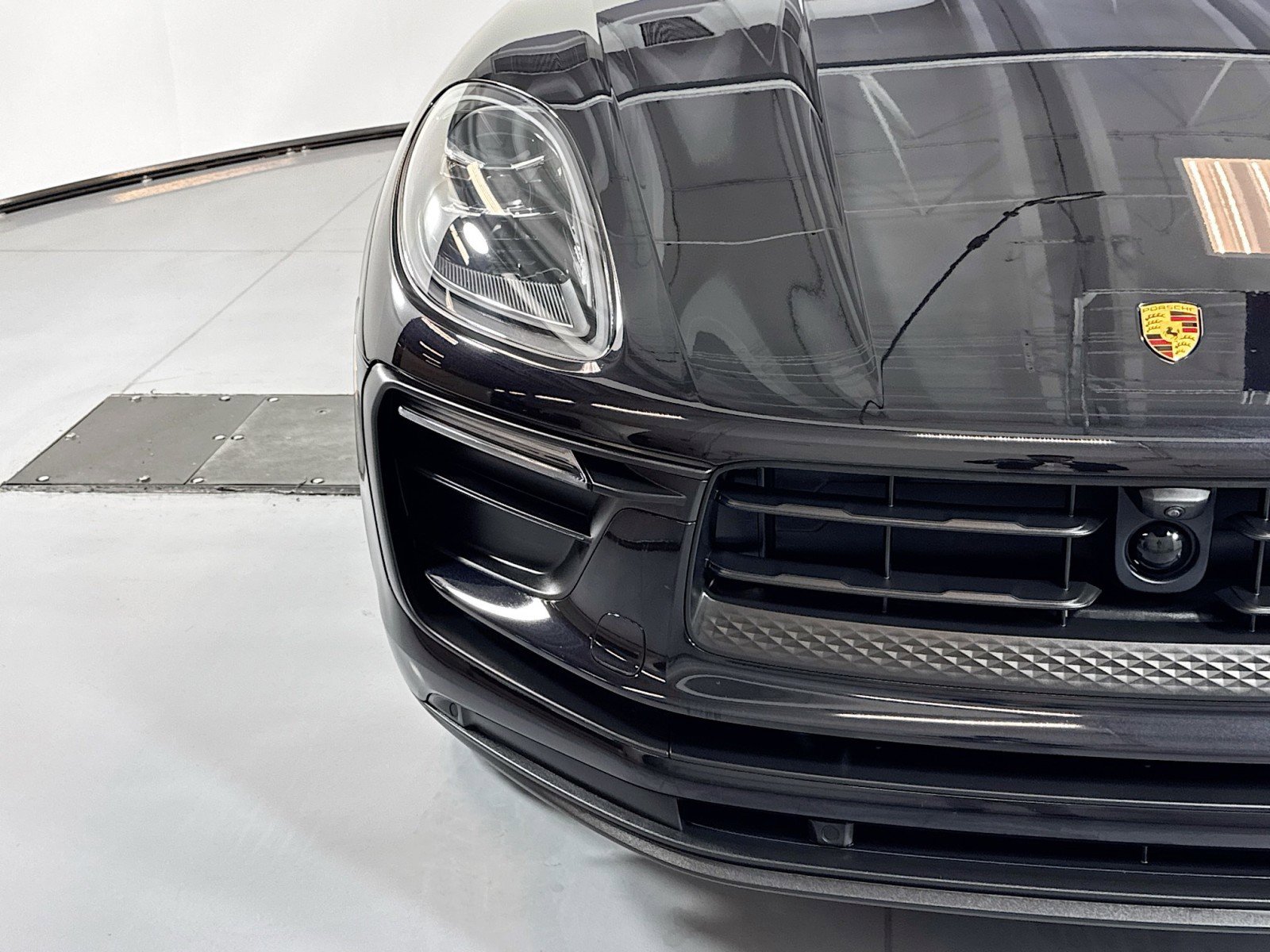 Certified 2025 Porsche Macan image 27