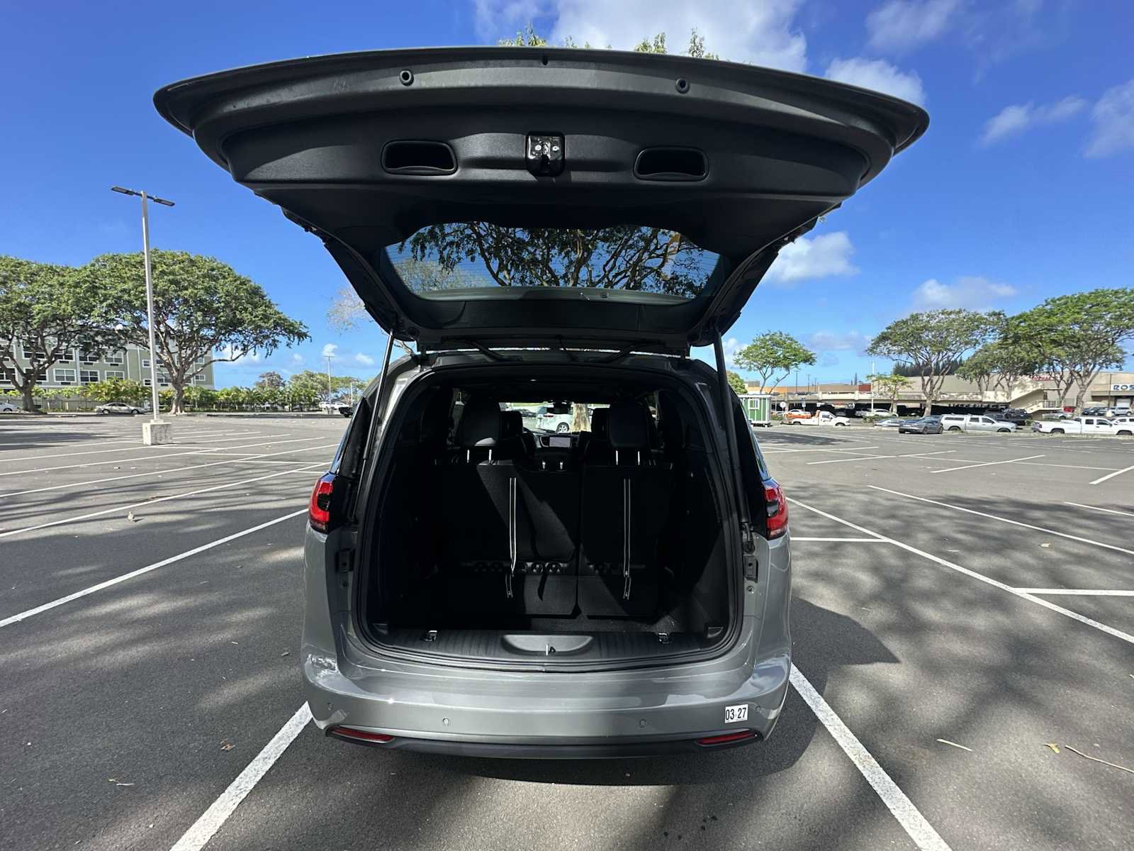 New 2025 Chrysler Pacifica Limited w/ Uconnect Theater Family Group image 19