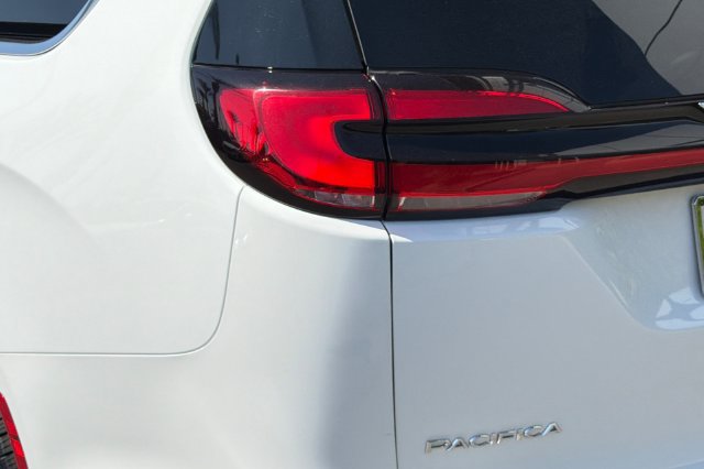 Used 2024 Chrysler Pacifica Limited FWD image 35