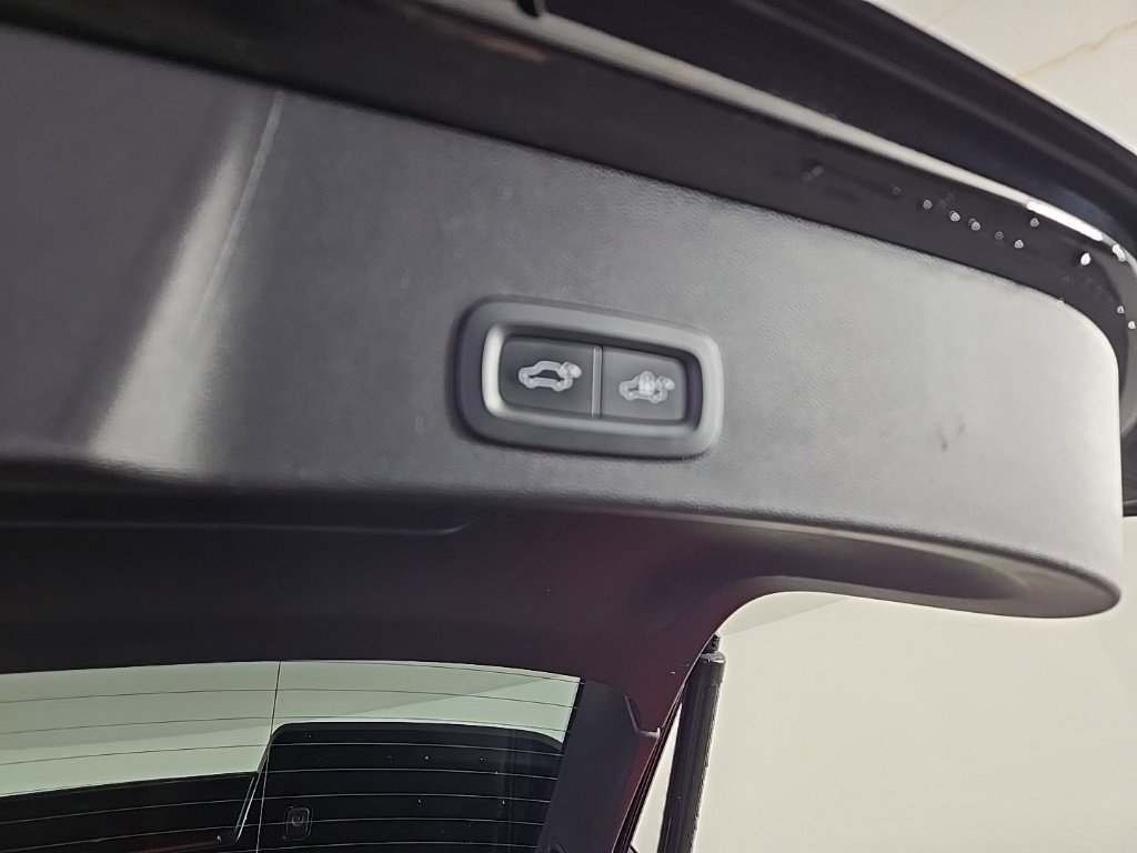 Used 2021 Volvo XC40 P8 Recharge w/ Advanced Package image 12