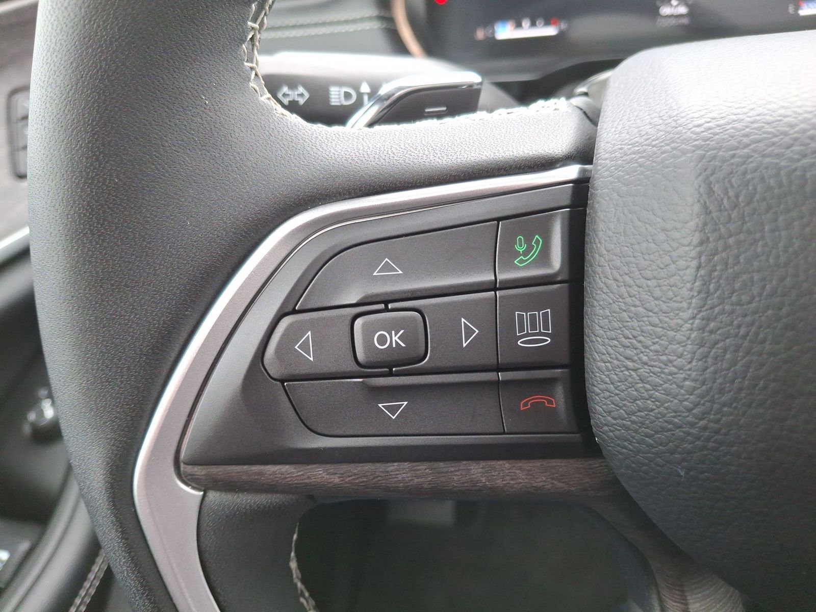 Used 2025 Jeep Grand Cherokee Limited w/ Black Appearance Package AWD/4WD image 14