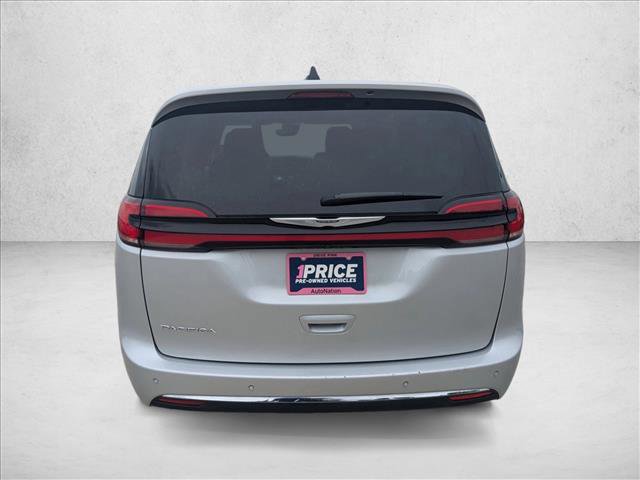 Used 2024 Chrysler Pacifica Touring-L FWD image 6