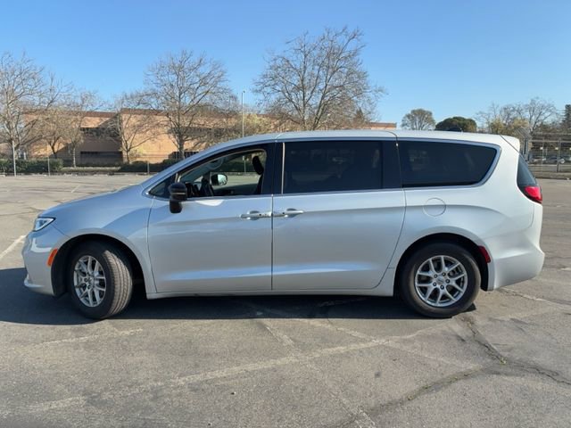 Used 2024 Chrysler Pacifica Touring-L image 4