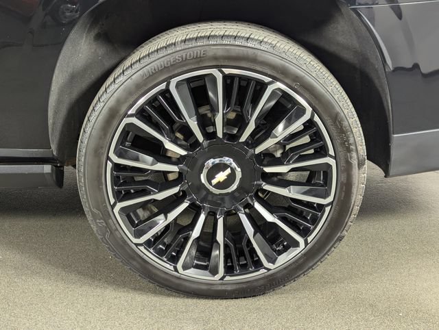 Used 2025 Chevrolet Suburban High Country AWD/4WD image 10