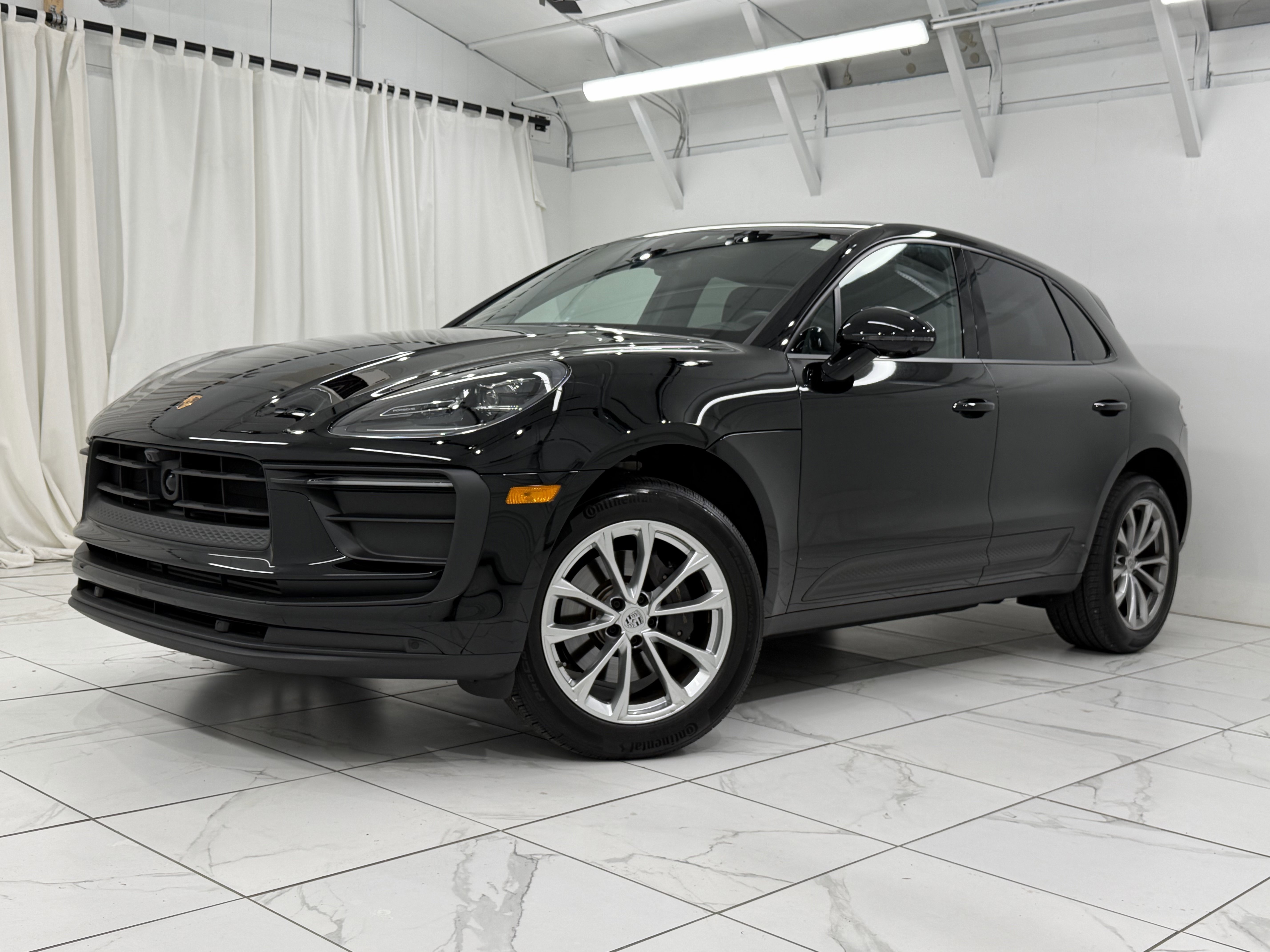 Certified 2025 Porsche Macan image 1
