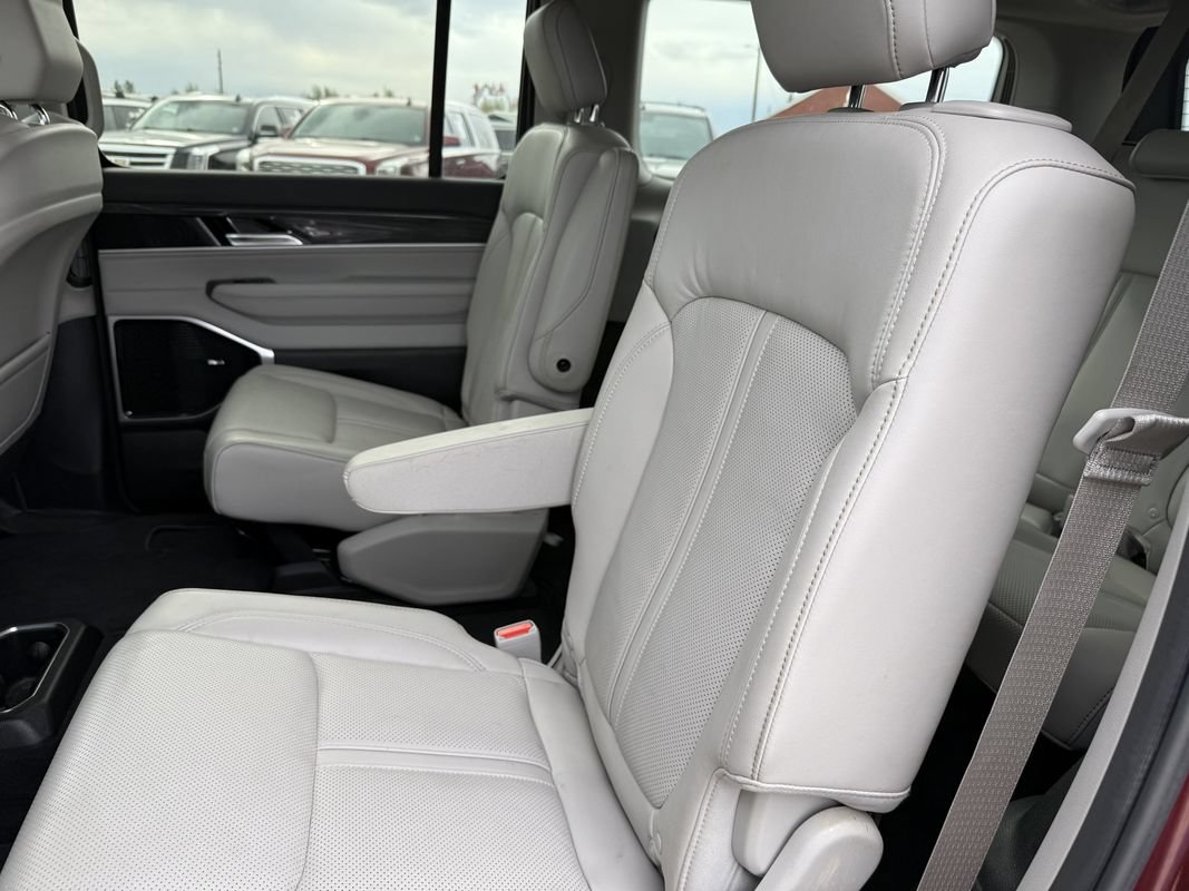 Used 2022 Jeep Wagoneer Series III w/ Premium Group I AWD/4WD image 29