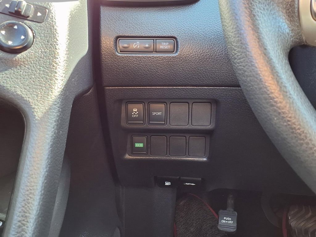 Used 2016 Nissan Rogue SV image 17