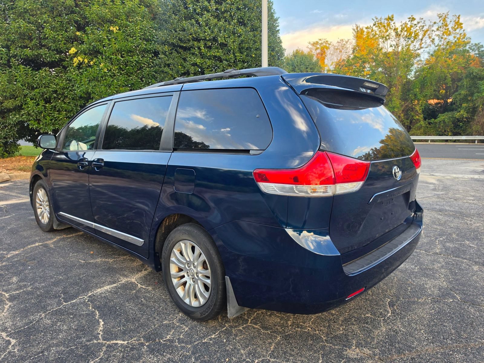 Used 2012 Toyota Sienna XLE FWD image 6