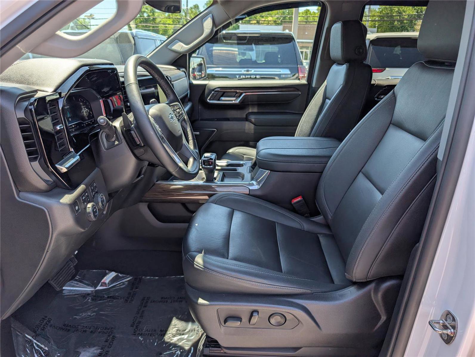 Used 2024 Chevrolet Silverado 1500 LT Trail Boss w/ LT Trail Boss Premium Package AWD/4WD image 17