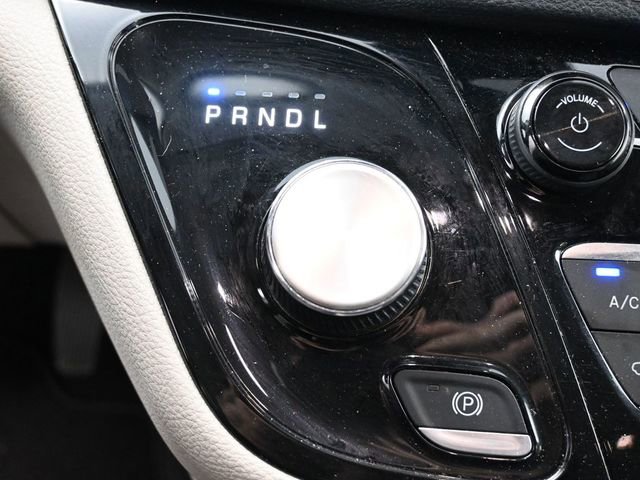 Used 2023 Chrysler Pacifica Touring-L FWD image 27