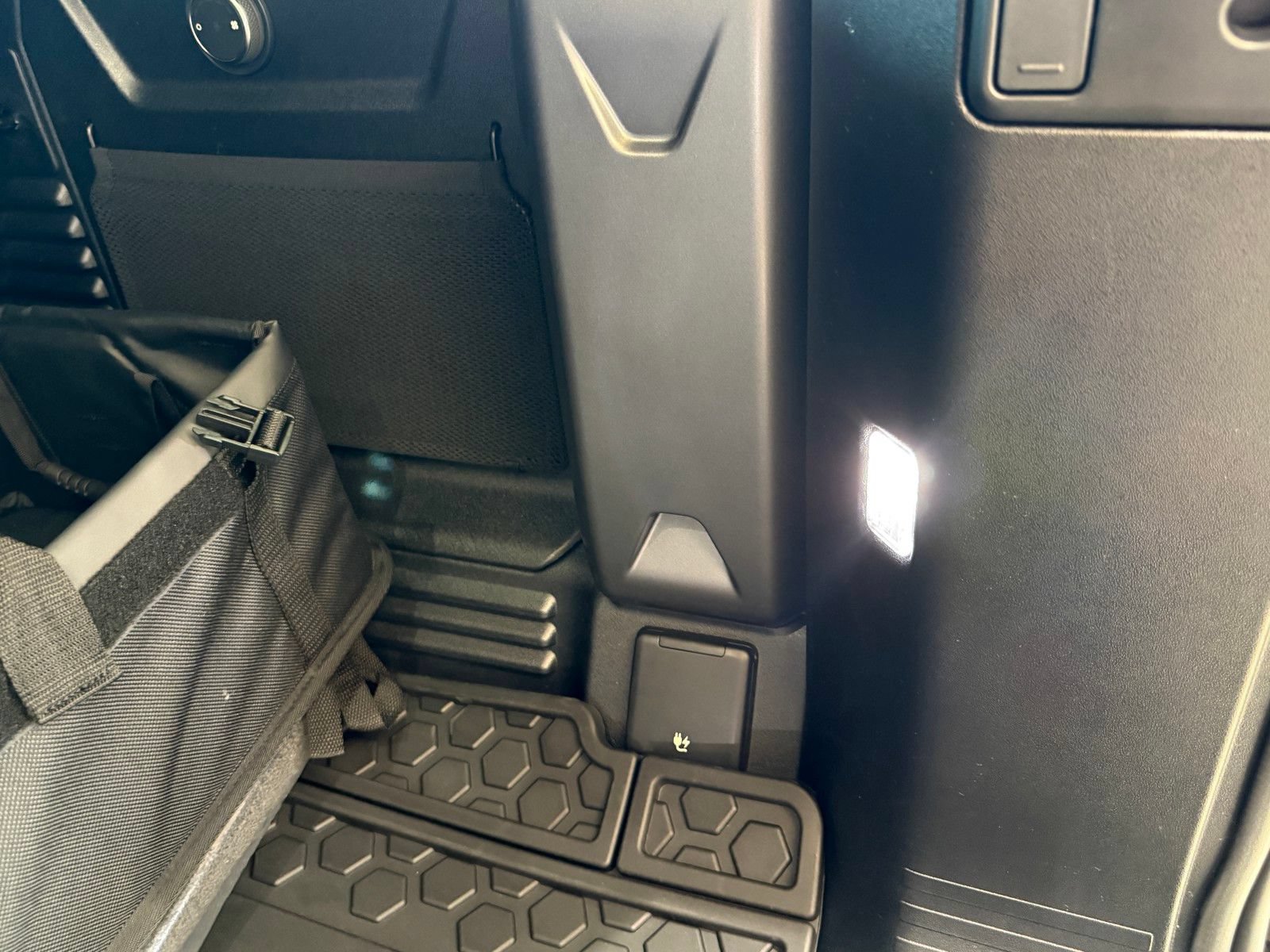 New 2026 Land Rover Defender 110 OCTA AWD/4WD image 33
