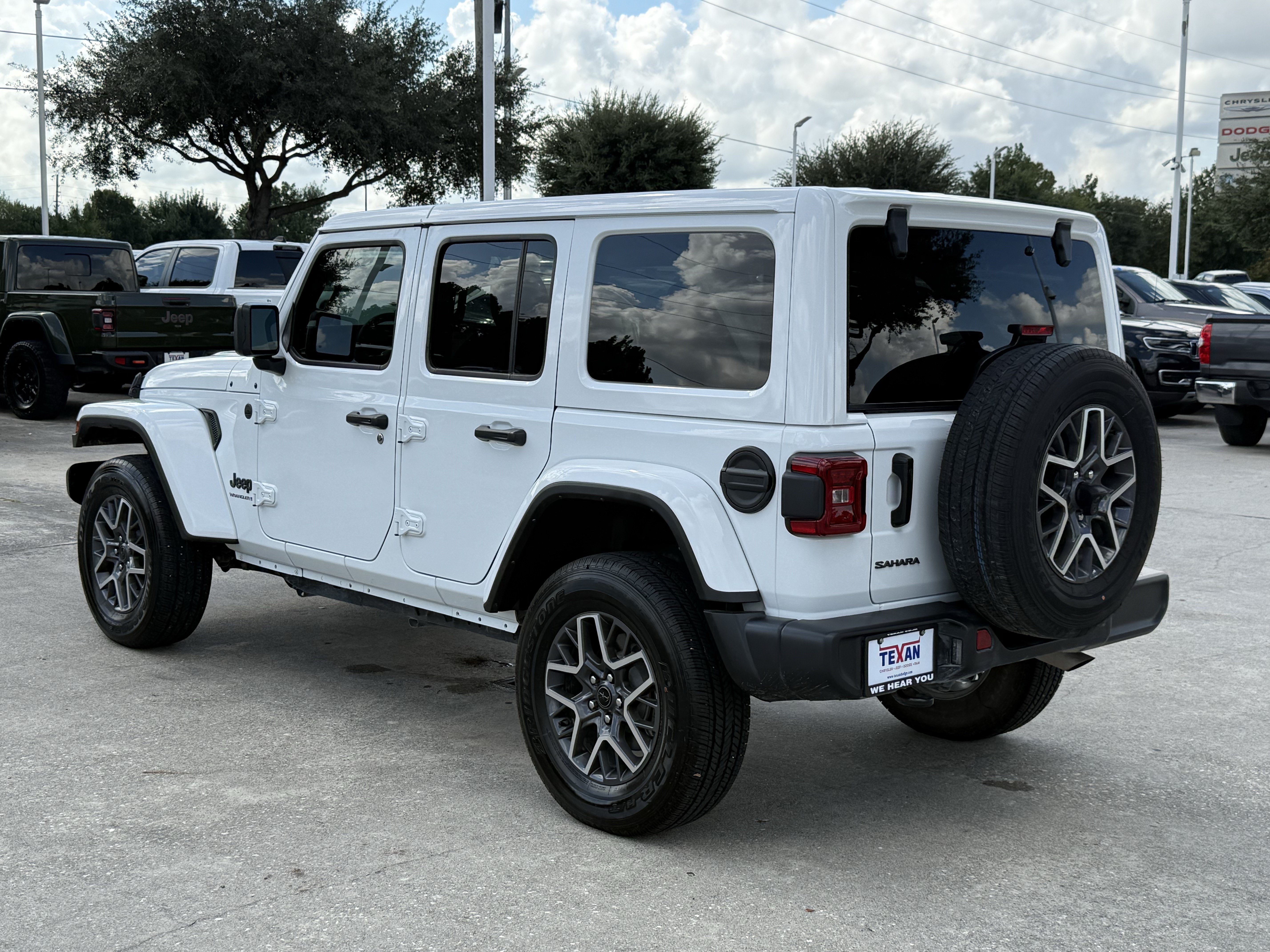 Used 2025 Jeep Wrangler Unlimited Sahara AWD/4WD image 7
