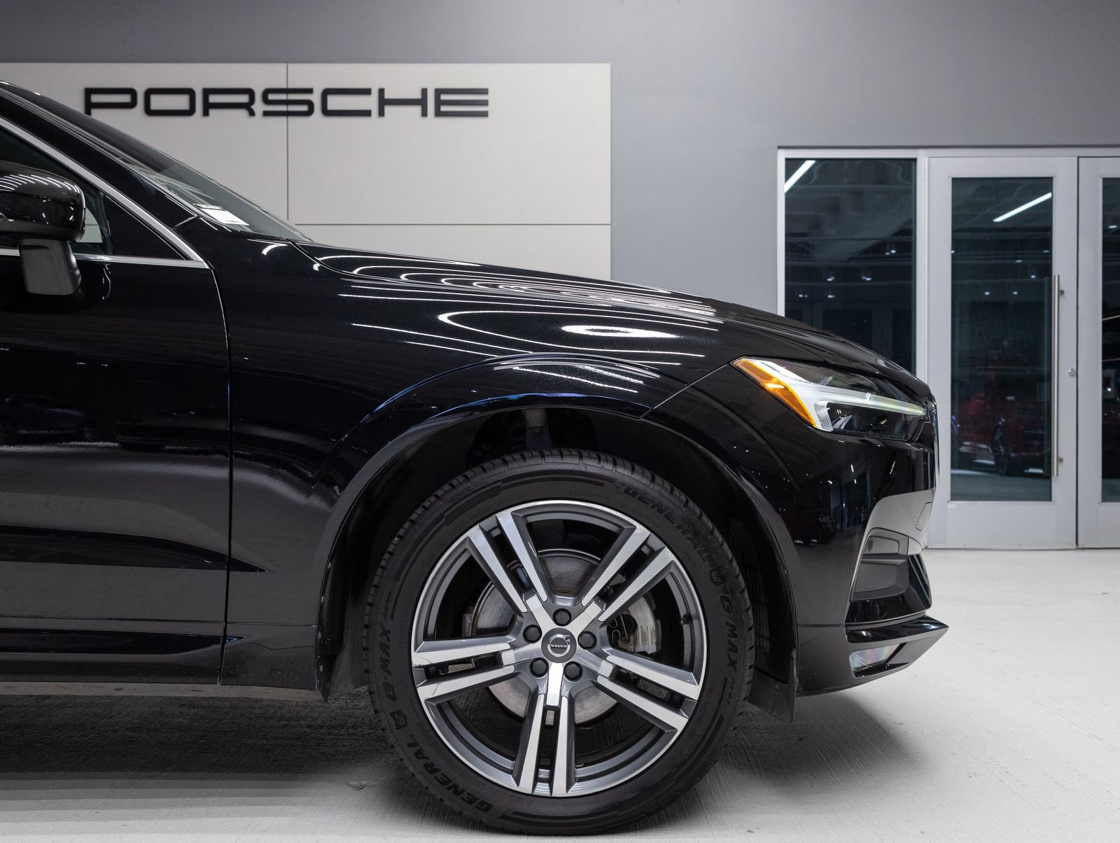 Used 2021 Volvo XC60 T5 Momentum w/ Premium Package FWD image 11