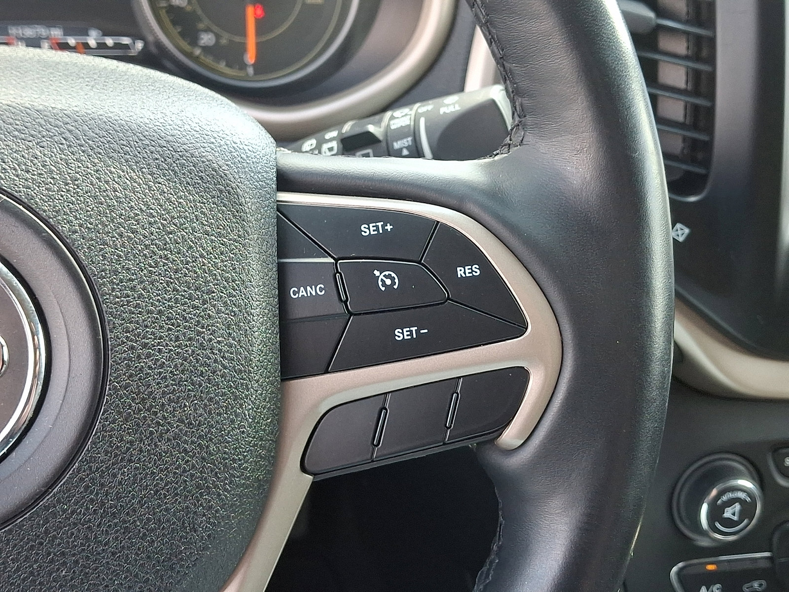 Used 2018 Jeep Cherokee Limited AWD/4WD image 24