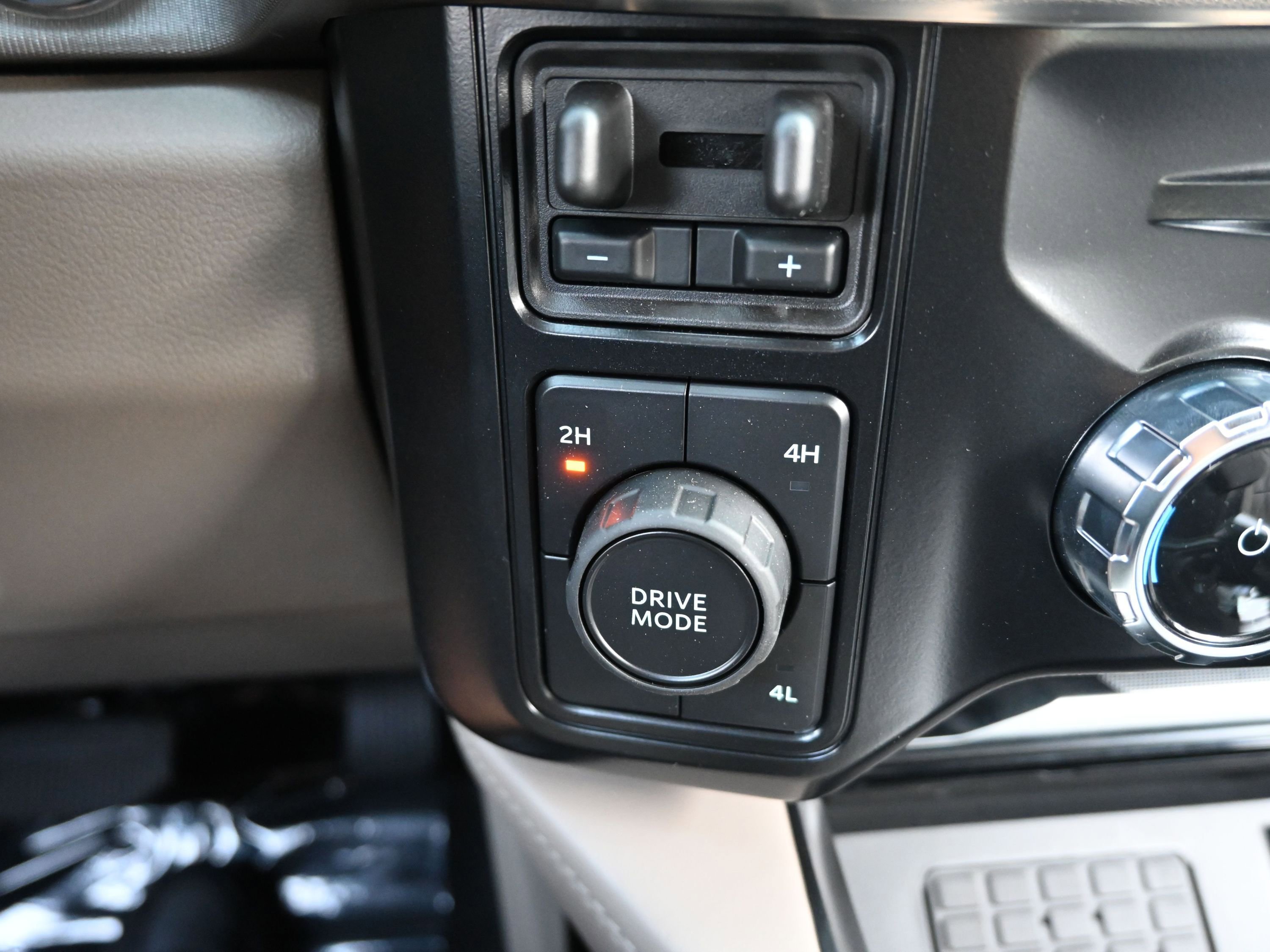 New 2026 Ford F450 Platinum w/ Platinum Plus Package image 28