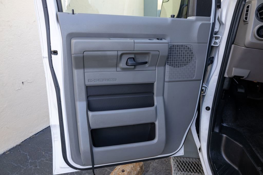 Used 2014 Ford E-250 and Econoline 250 Extended w/ Power Group image 16