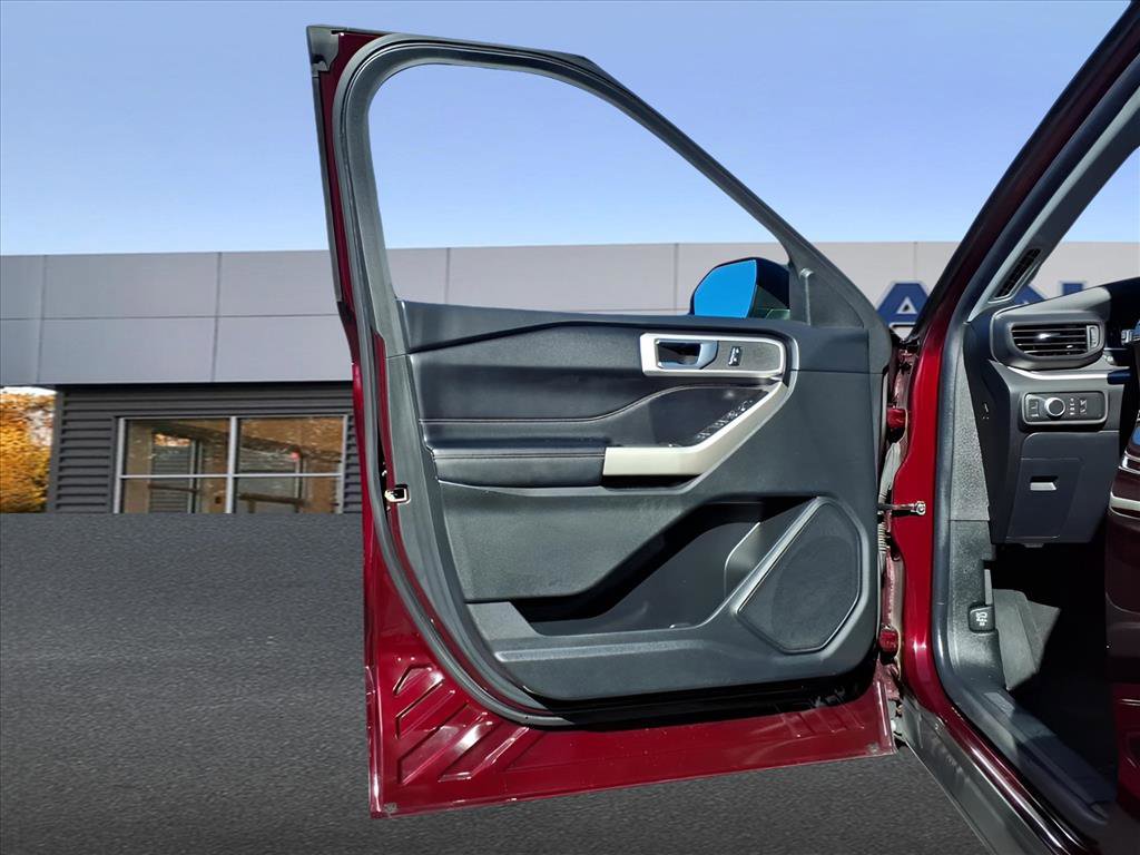Used 2022 Ford Explorer XLT image 18
