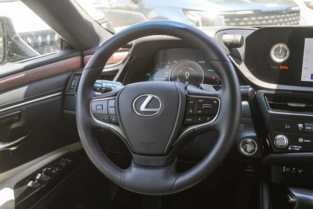 Used 2025 Lexus ES 300h w/ Premium Package FWD image 17