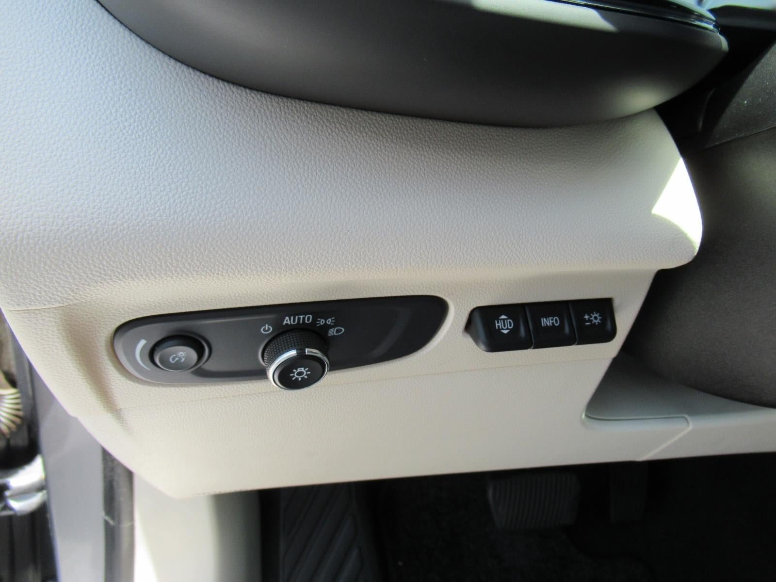 Used 2021 Buick Envision Avenir w/ Technology Package II FWD image 19