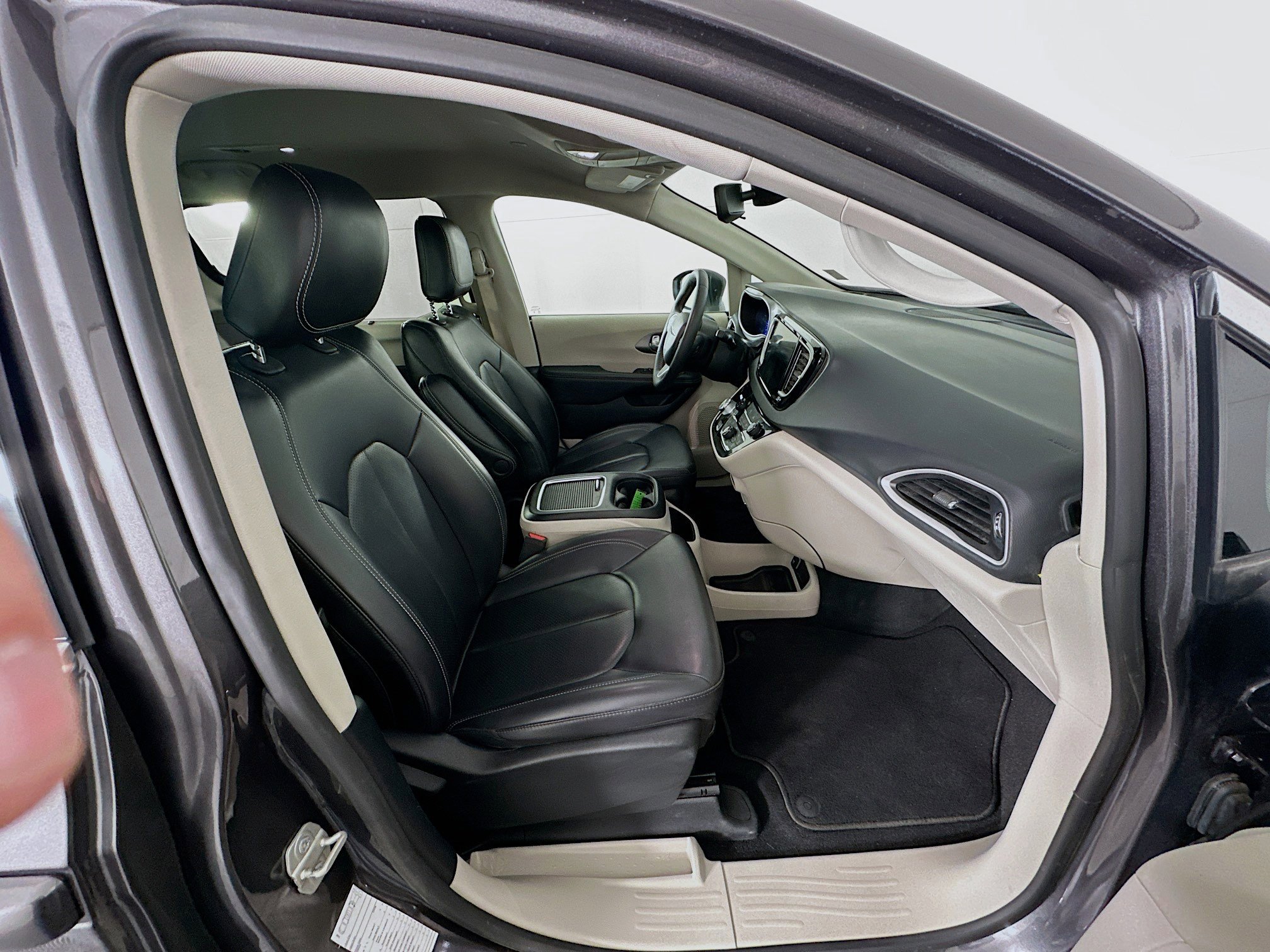 Used 2023 Chrysler Pacifica Touring-L image 31