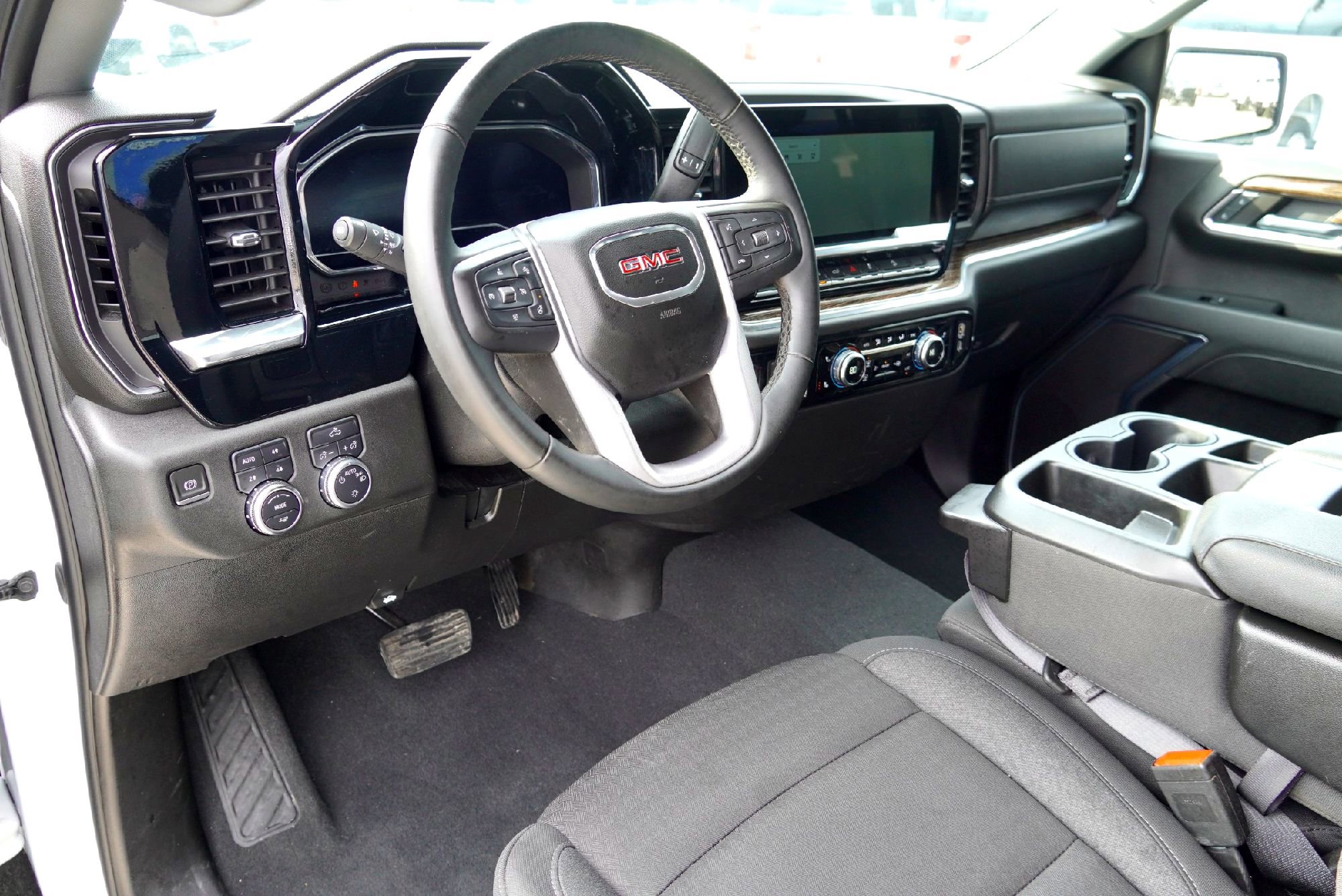 Used 2024 GMC Sierra 1500 SLE image 13