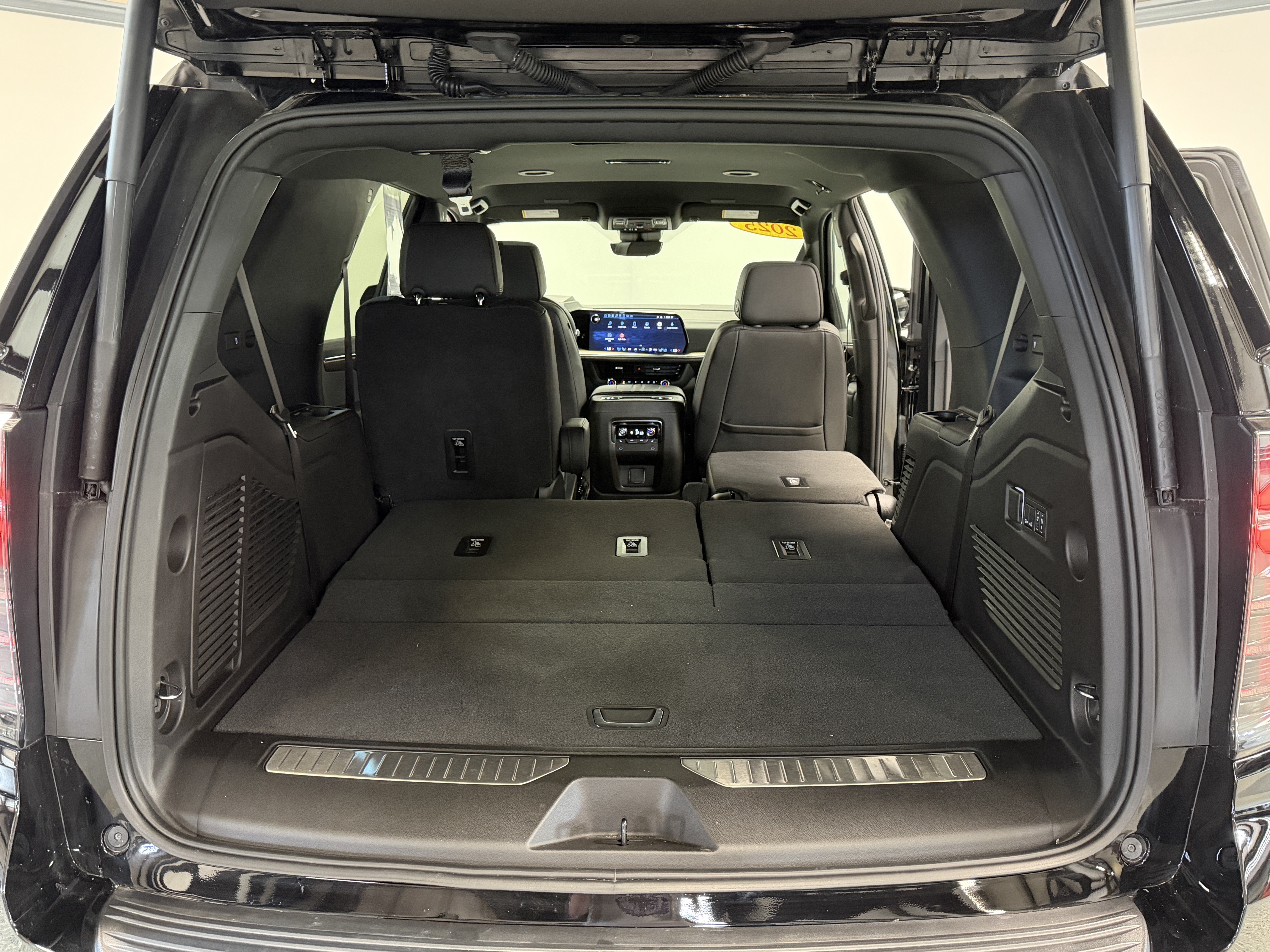 Used 2025 Chevrolet Tahoe High Country AWD/4WD image 25