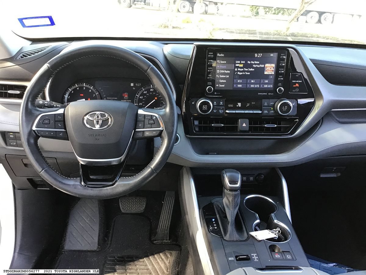 Used 2021 Toyota Highlander XLE FWD image 12
