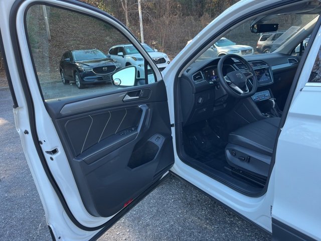 Used 2024 Volkswagen Tiguan SE image 4