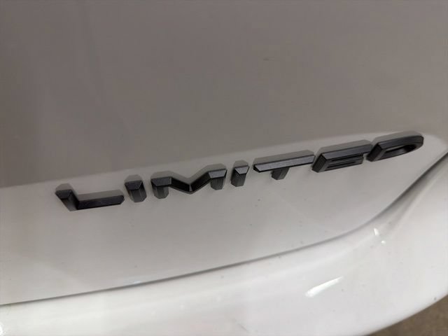 Used 2025 Chrysler Pacifica Limited FWD image 9