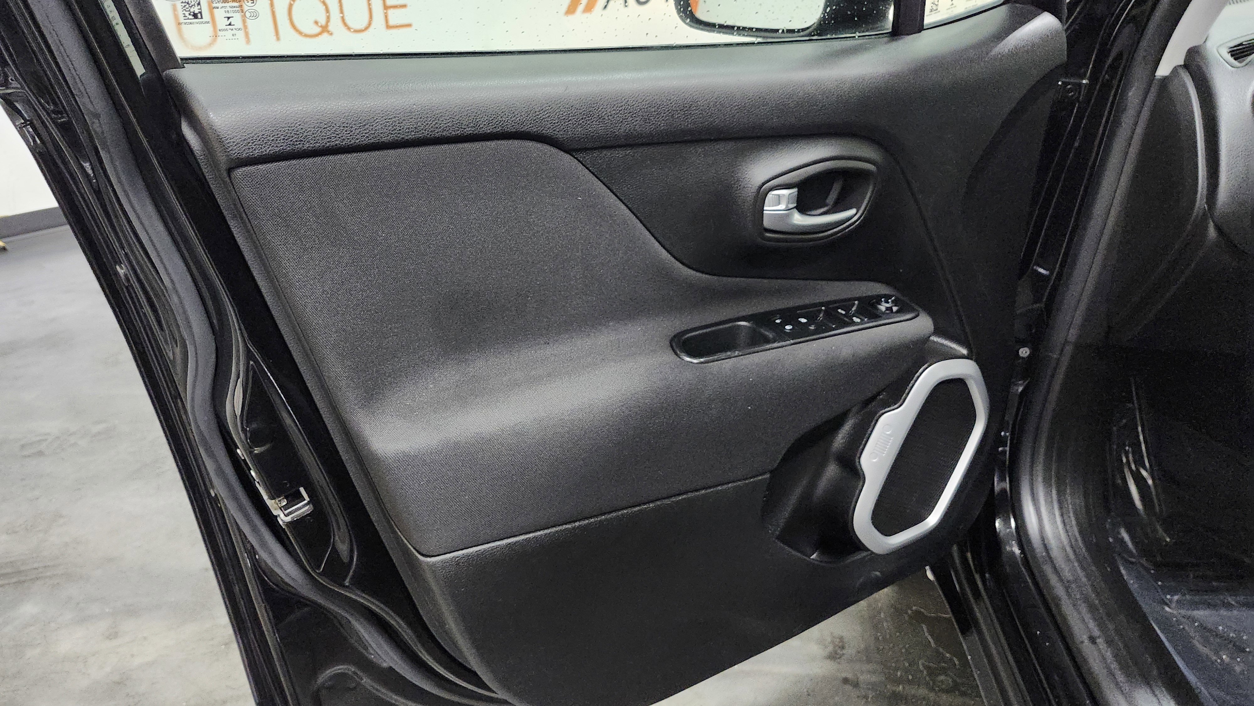 Used 2019 Jeep Renegade Latitude w/ Cold Weather Group image 22