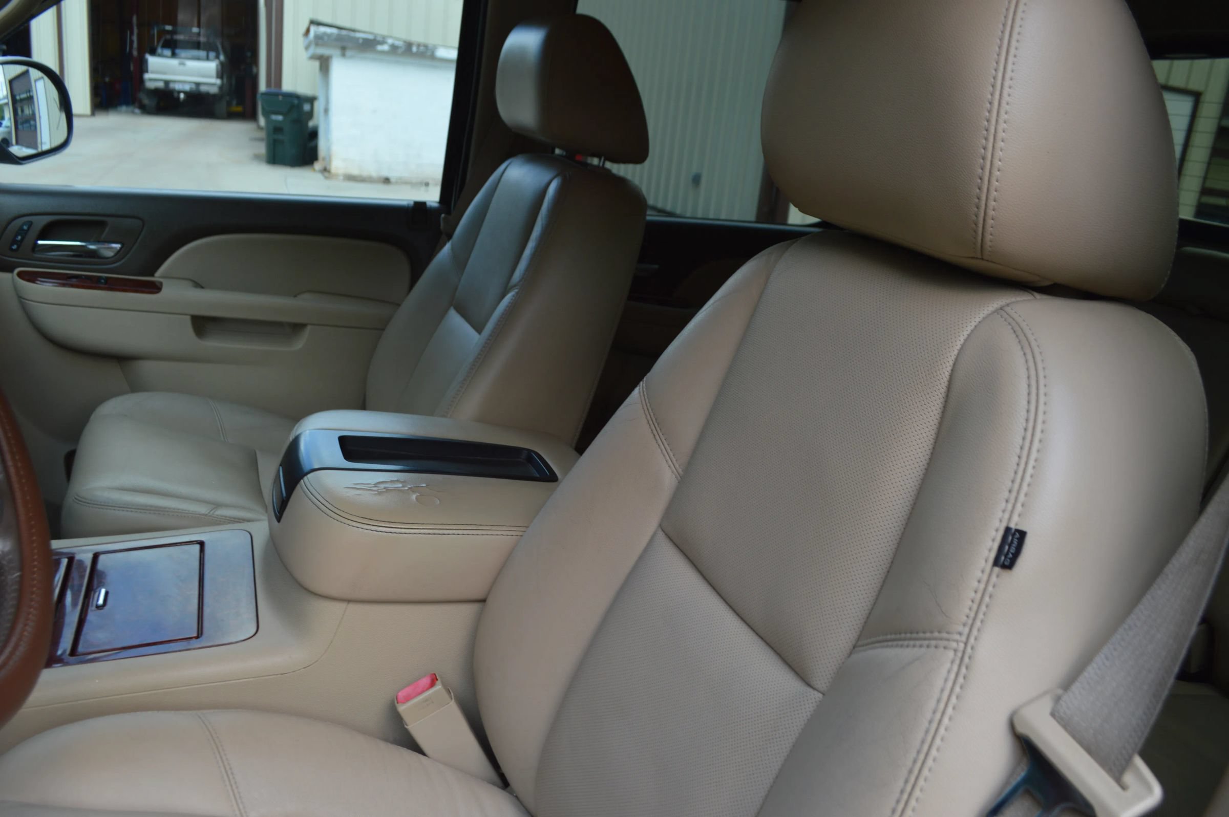Used 2011 Chevrolet Avalanche LTZ AWD/4WD image 16