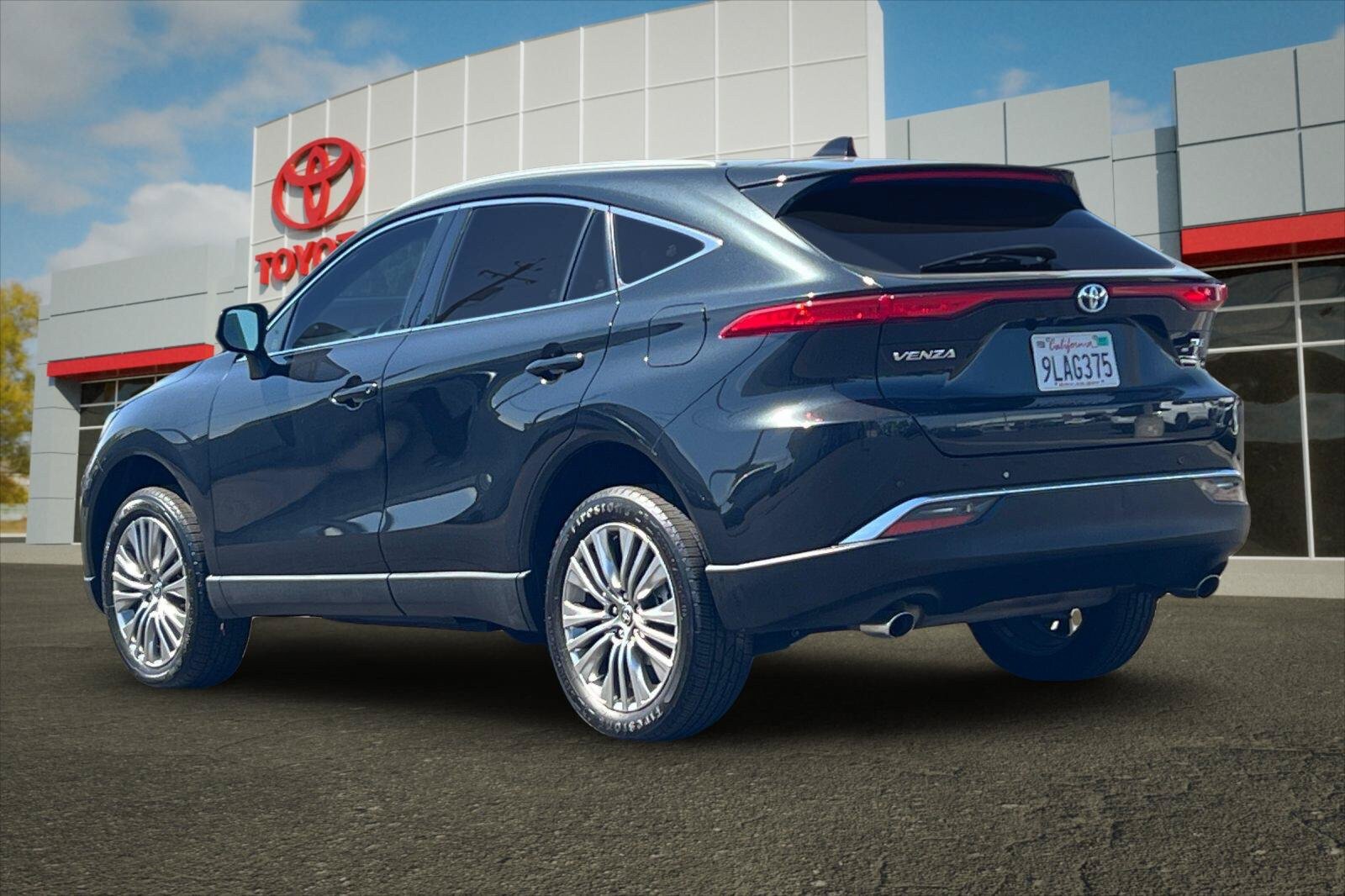 Certified 2024 Toyota Venza XLE AWD/4WD image 5