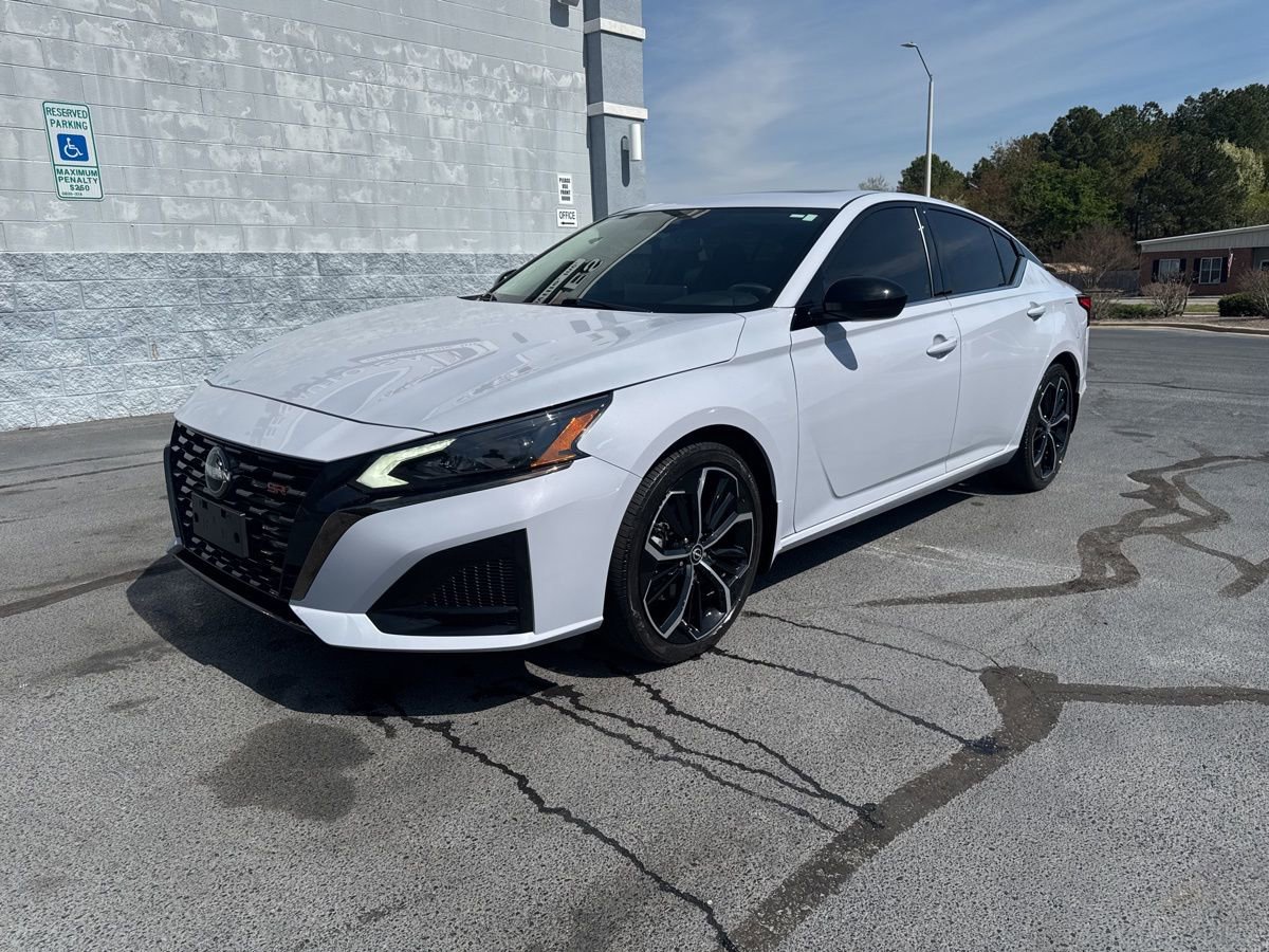 Used 2023 Nissan Altima 2.5 SR w/ SR Premium Package image 3