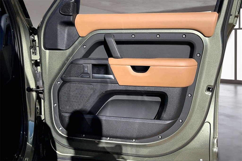 Certified 2025 Land Rover Defender 110 X-Dynamic SE image 19