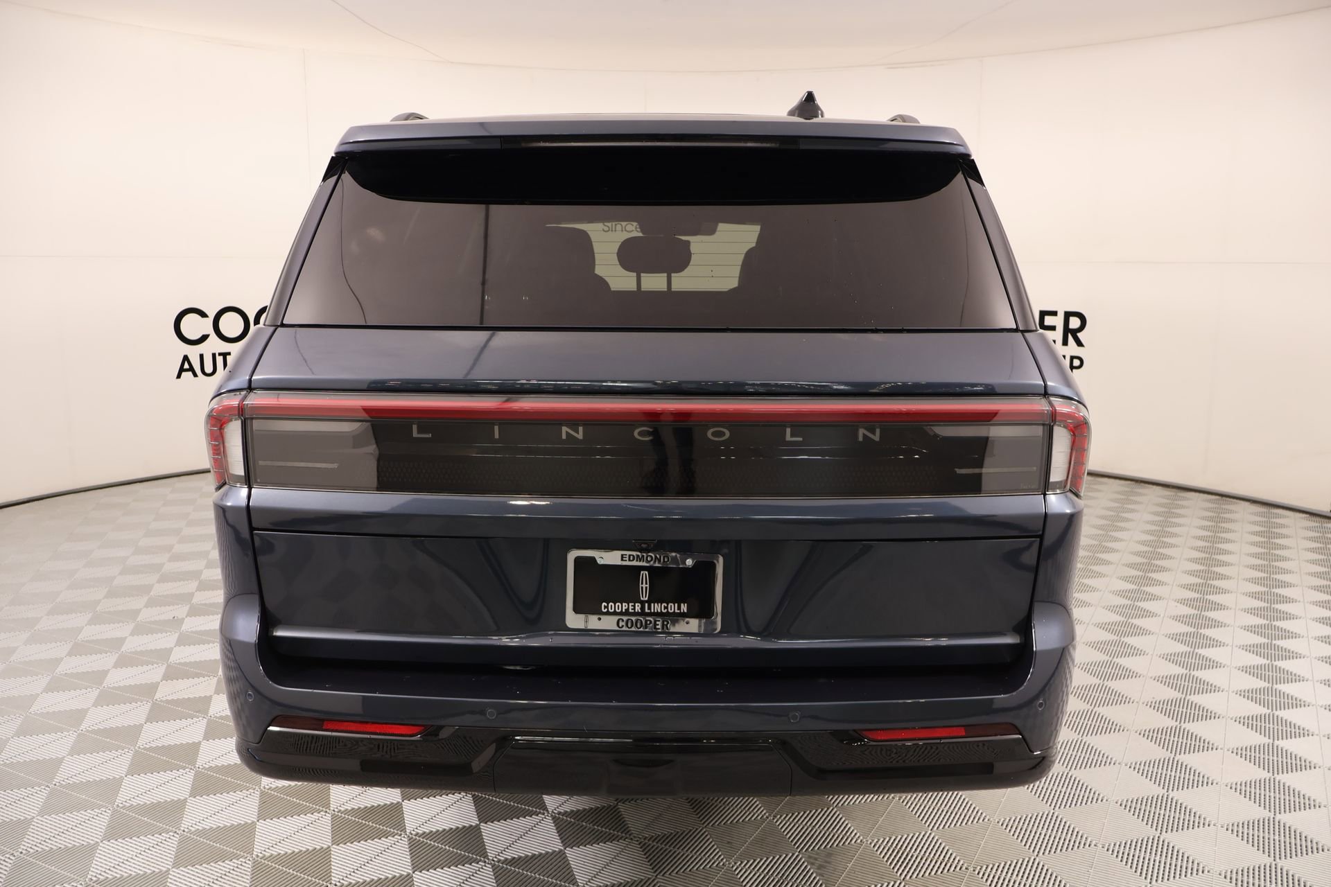 New 2025 Lincoln Navigator L Reserve w/ Jet Appearance Package AWD/4WD image 24