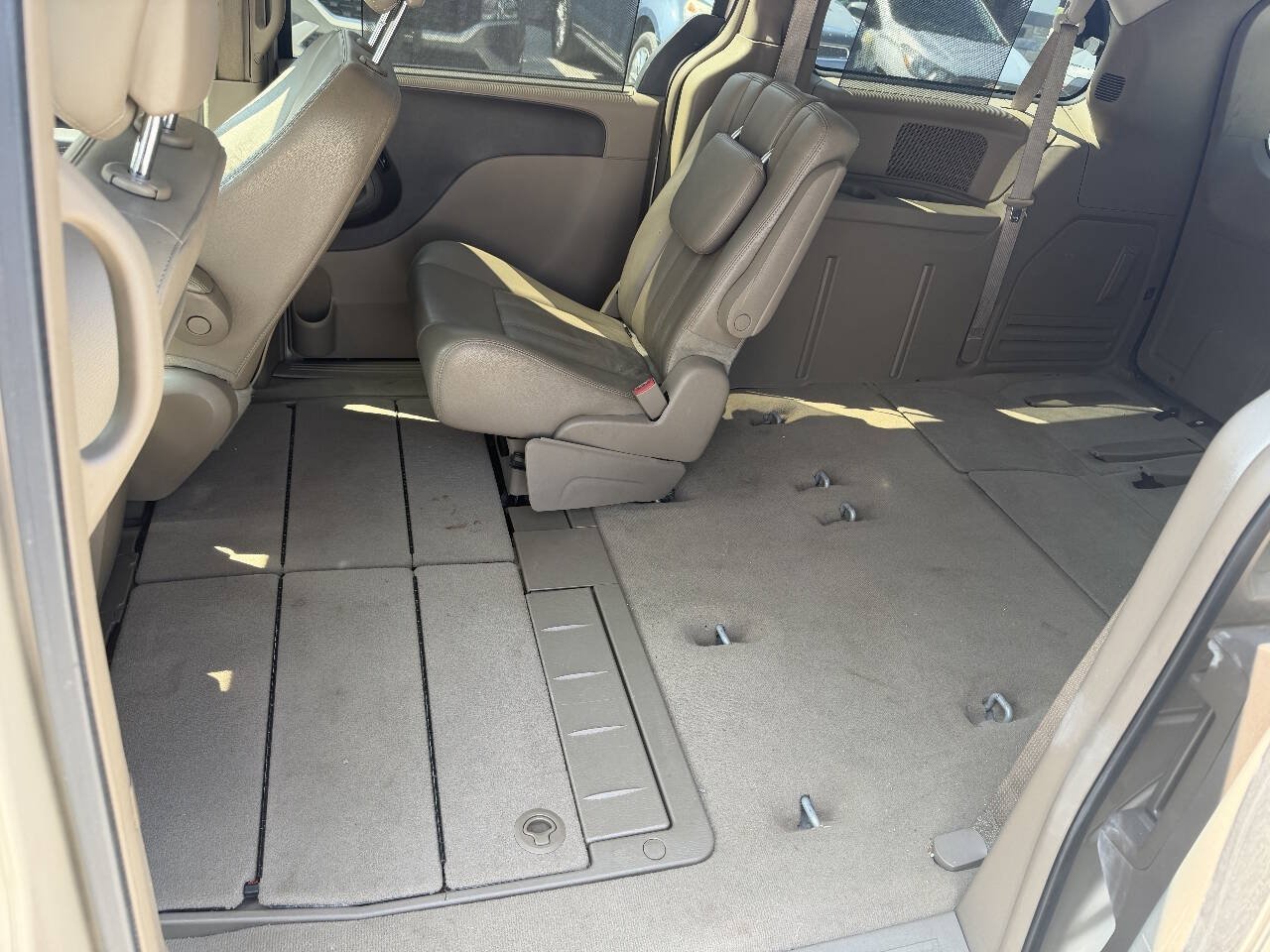 Used 2012 Chrysler Town & Country Touring-L w/ Entertainment Group #2 FWD image 11