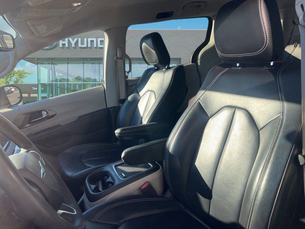 Used 2023 Chrysler Pacifica Touring-L image 9