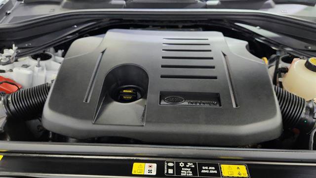 Used 2025 Land Rover Range Rover Sport SE image 35