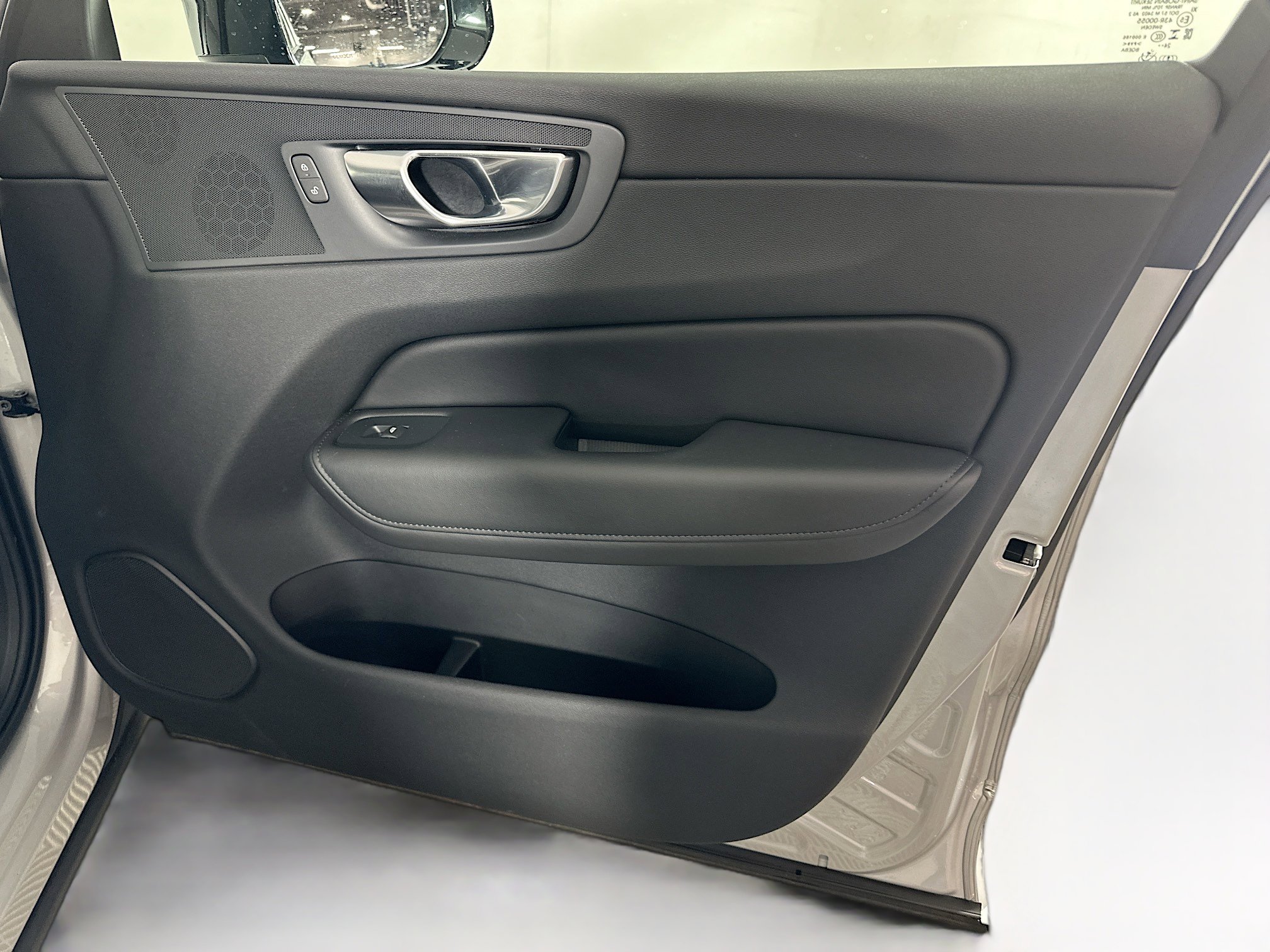 Used 2025 Volvo XC60 B5 Plus image 33