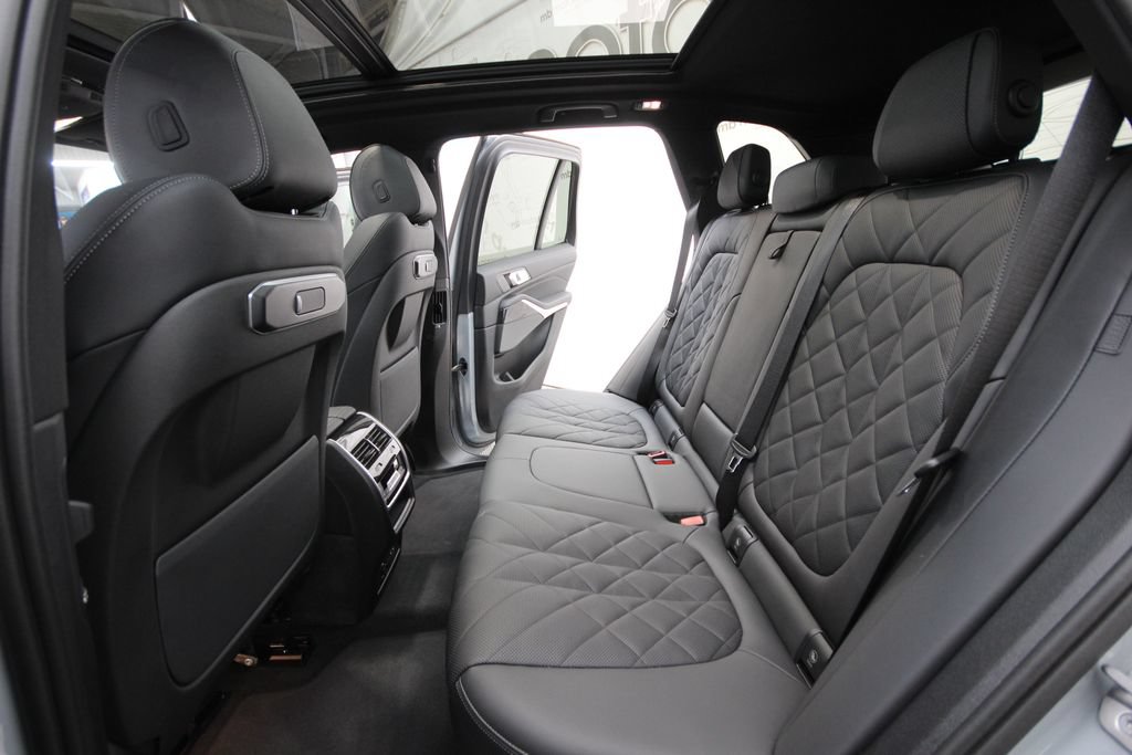 Used 2025 BMW X5 xDrive40i w/ M Sport Package AWD/4WD image 36