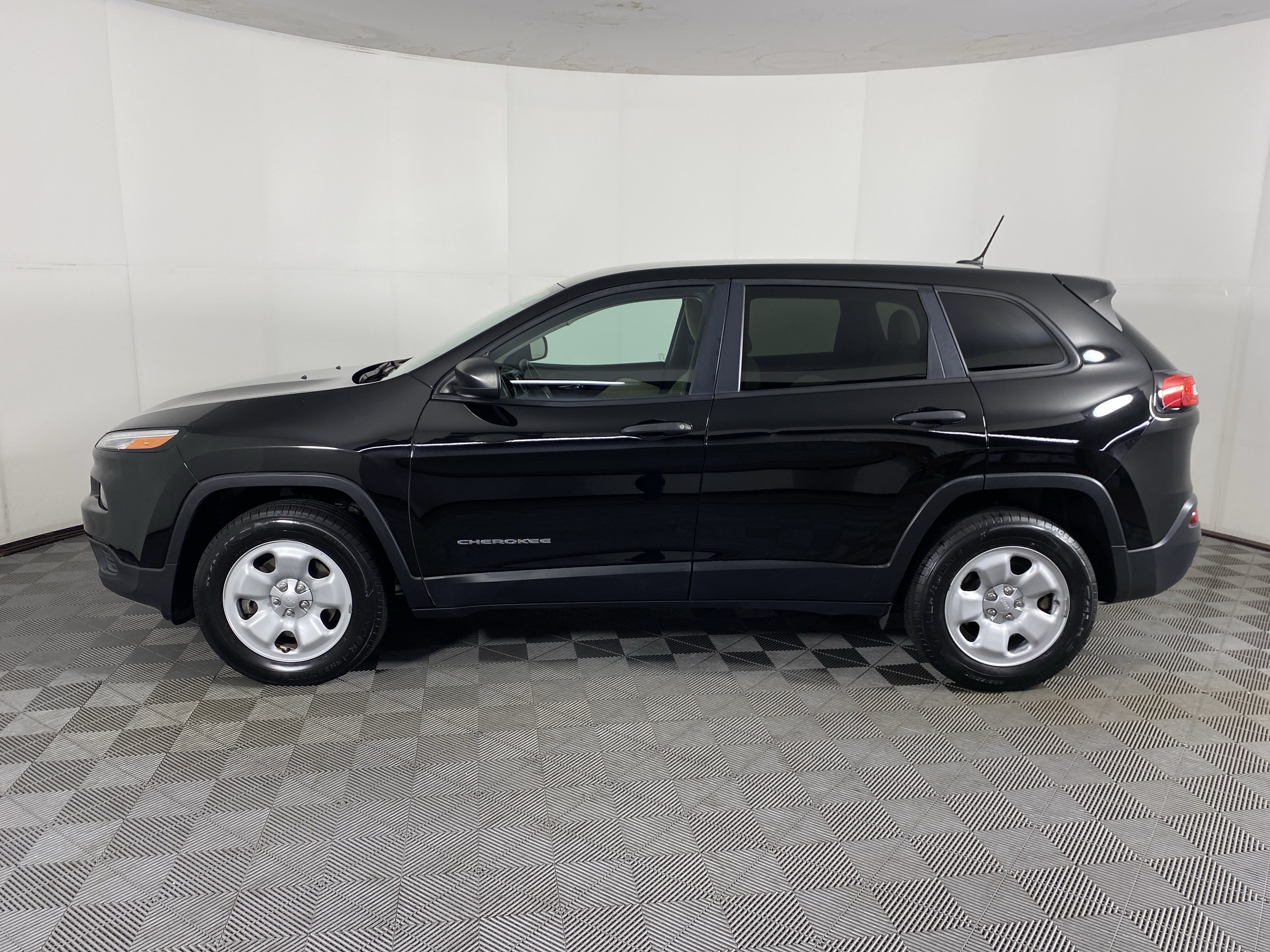 Used 2017 Jeep Cherokee Sport AWD/4WD image 8