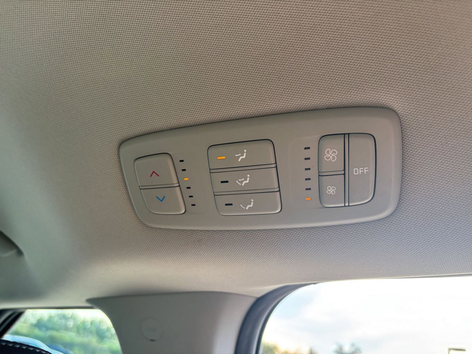 Used 2024 Kia Carnival LX image 25