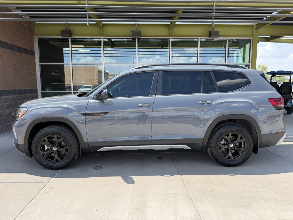 Used 2025 Volkswagen Atlas Peak Edition SE AWD/4WD image 7