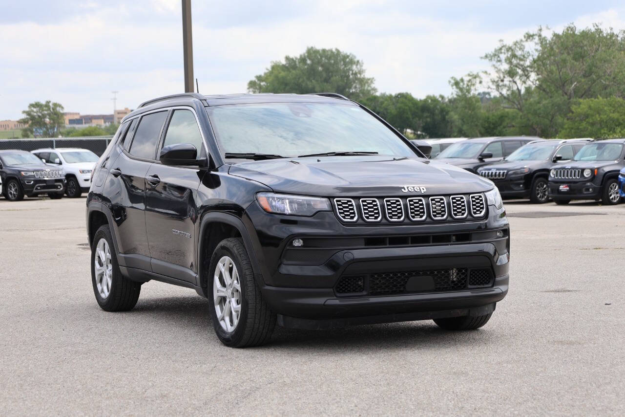 Used 2024 Jeep Compass Latitude AWD/4WD image 4